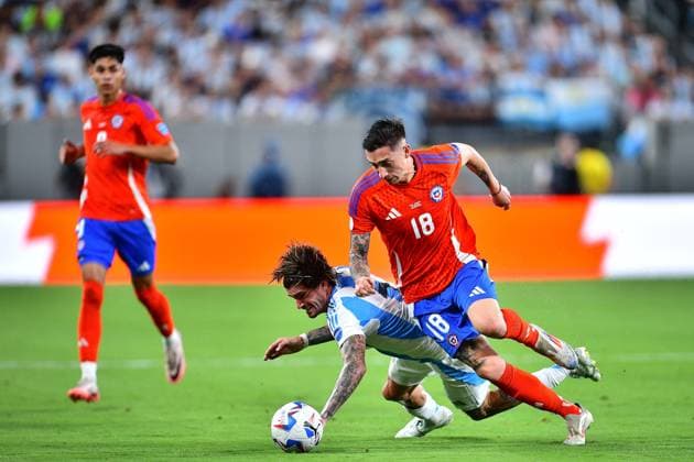 RECORD DATE NOT STATED Copa America USA 2024 Chile vs Argentina Rodrigo de Paul (L) of Argentina fights for the ball with Rodrigo Echeverria (R) of Chile during the game between Chile and Argentina as part of the CONMEBOL Copa America USA 2024 group A, at MetLife Stadium, on June 25, 2024 in East Rutherford, New Jersey, United States. EAST RUTHERFORD NEW JERSEY UNITED STATES  Copyright: xAdrianxMaciasx 20240625210807_CA_GA_2024_CHI_ARG_DEPAUL60