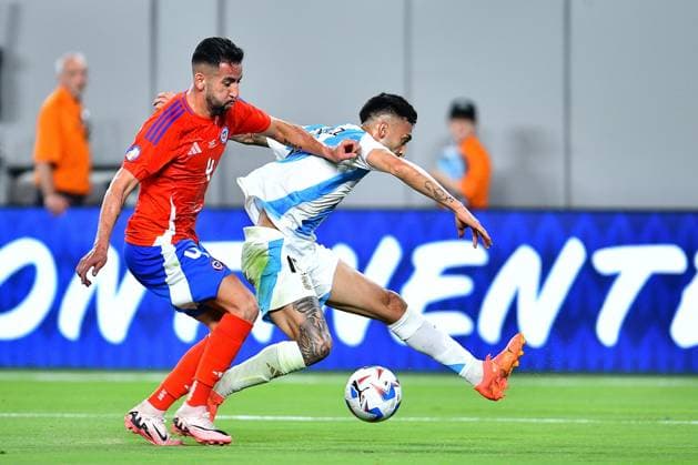 RECORD DATE NOT STATED Copa America USA 2024 Chile vs Argentina Mauricio Isla (L) of Chile fights fo rthe ball with Nicolas Gonzalez (R) Argentina during the game between Chile and Argentina as part of the CONMEBOL Copa America USA 2024 group A, at MetLife Stadium, on June 25, 2024 in East Rutherford, New Jersey, United States. EAST RUTHERFORD NEW JERSEY UNITED STATES  Copyright: xAdrianxMaciasx 20240625210809_CA_GA_2024_CHI_ARG_63