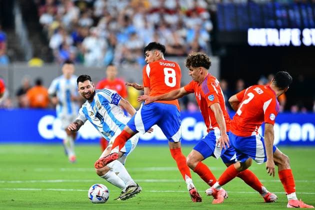 RECORD DATE NOT STATED Copa America USA 2024 Chile 0-1 Argentina Lionel Messi of Argentina fights for the ball with Dario Osorio e Igor Lichnovsky of Chile during the game between Chile and Argentina as part of the CONMEBOL Copa America USA 2024 group A, at MetLife Stadium, on June 25, 2024 in East Rutherford, New Jersey, United States. EAST RUTHERFORD NEW JERSEY UNITED STATES  Copyright: xAdrianxMaciasx 20240625222408_CA_GA_2024_CHI_ARG_MESSI107