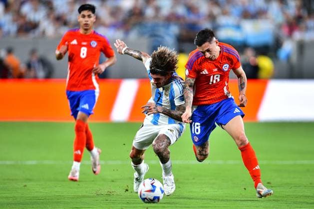 RECORD DATE NOT STATED Copa America USA 2024 Chile 0-1 Argentina Rodrigo de Paul (L) of Argentina fights for the ball with Rodrigo Echeverria (R) of Chile during the game between Chile and Argentina as part of the CONMEBOL Copa America USA 2024 group A, at MetLife Stadium, on June 25, 2024 in East Rutherford, New Jersey, United States. EAST RUTHERFORD NEW JERSEY UNITED STATES  Copyright: xAdrianxMaciasx 20240625222414_CA_GA_2024_CHI_ARG_DEPAUL109