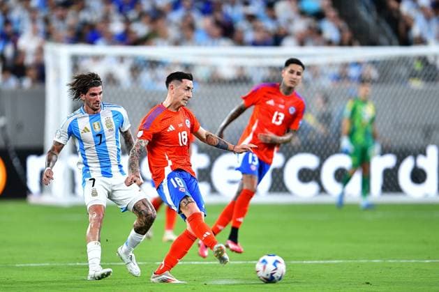 RECORD DATE NOT STATED Copa America USA 2024 Chile 0-1 Argentina Rodrigo de Paul of Argentina fights for the ball with Rodrigo Echeverria of Chile during the game between Chile and Argentina as part of the CONMEBOL Copa America USA 2024 group A, at MetLife Stadium, on June 25, 2024 in East Rutherford, New Jersey, United States. EAST RUTHERFORD NEW JERSEY UNITED STATES  Copyright: xAdrianxMaciasx 20240625222415_CA_GA_2024_CHI_ARG_ECHEVERRIA105