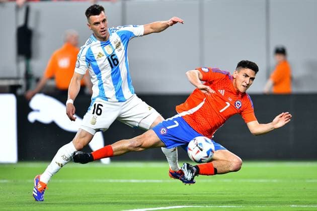 RECORD DATE NOT STATED Copa America USA 2024 Chile 0-1 Argentina Giovani Lo Celso (L) of Argentina fights for the ball with Marcelino Nunez (R) of Chile during the game between Chile and Argentina as part of the CONMEBOL Copa America USA 2024 group A, at MetLife Stadium, on June 25, 2024 in East Rutherford, New Jersey, United States. EAST RUTHERFORD NEW JERSEY UNITED STATES  Copyright: xAdrianxMaciasx 20240625222522_CA_GA_2024_CHI_ARG_NUNEZ110