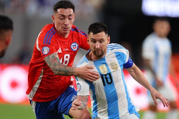 EAST RUTHERFORD, NJ - JUNE 25: Lionel Messi 10 of Argentina battles Rodrigo Echeverria 18 of Chile during the first half of the CONMEBOL Copa America Group stage game on June 25, 2024 at MetLife Stadium in East Rutherford, New Jersey. (Photo by Rich Graessle Icon Sportswire) SOCCER: JUN 25 CONMEBOL Copa America - Chile vs Argentina EDITORIAL USE ONLY Icon240625488