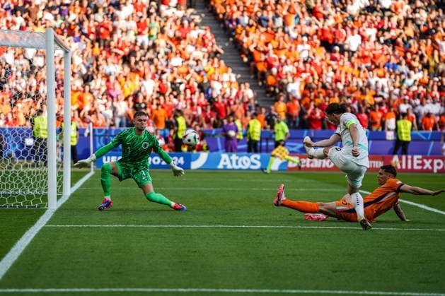 (240626) -- BERLIN, June 26, 2024 -- Marcel Sabitzer (C) of Austria shoots to score during the UEFA EURO, EM, Europameisterschaft,Fussball 2024 Group D match between the Netherlands and Austria in Berlin, Germany, June 25, 2024. ) (SP)GERMANY-BERLIN-FOOTBALL-EURO 2024-THE NETHERLANDS VS AUSTRIA PengxZiyang 