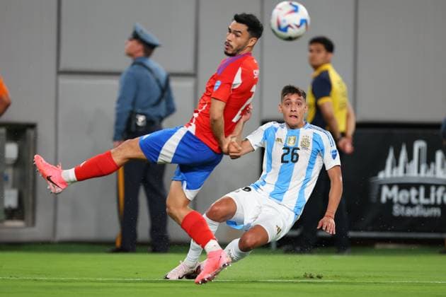 EAST RUTHERFORD, NJ - JUNE 25: Nahuel Molina 26 of Argentina controls the ball during the first half of the CONMEBOL Copa America Group stage game against Argentina on June 25, 2024 at MetLife Stadium in East Rutherford, New Jersey. (Photo by Rich Graessle Icon Sportswire) SOCCER: JUN 25 CONMEBOL Copa America - Chile vs Argentina EDITORIAL USE ONLY Icon240625532