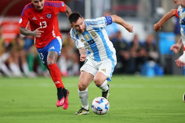 EAST RUTHERFORD, NJ - JUNE 25: Lionel Messi 10 of Argentina controls the ball during the first half of the CONMEBOL Copa America Group stage game against Argentina on June 25, 2024 at MetLife Stadium in East Rutherford, New Jersey. (Photo by Rich Graessle Icon Sportswire) SOCCER: JUN 25 CONMEBOL Copa America - Chile vs Argentina EDITORIAL USE ONLY Icon240625542