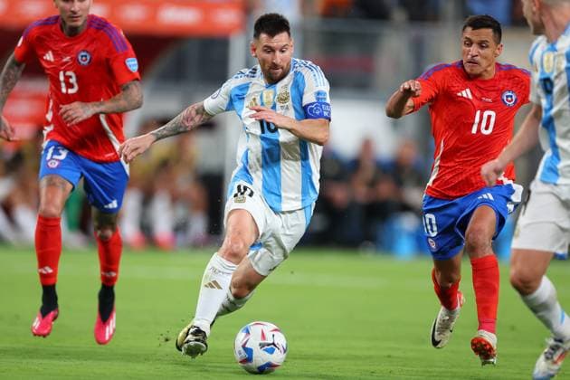 EAST RUTHERFORD, NJ - JUNE 25: Lionel Messi 10 of Argentina controls the ball during the first half of the CONMEBOL Copa America Group stage game against Argentina on June 25, 2024 at MetLife Stadium in East Rutherford, New Jersey. (Photo by Rich Graessle Icon Sportswire) SOCCER: JUN 25 CONMEBOL Copa America - Chile vs Argentina EDITORIAL USE ONLY Icon240625543