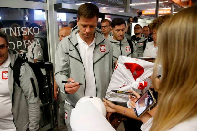 WARSZAWA 26.06.2024 PRZYLOT I POWITANIE REPREZENTACJI POLSKI W PILKE NOZNA Z EURO 2024 W NIEMCZECH N Z. WOJCIECH SZCZESNY ROBERT LEWANDOWSKI FOT. ALEKSANDER MAJDANSKI NEWSPIX.PL --- Newspix.pl Polish national team, Nationalteam return from euro 2024 in Germany POLAND OUT!  AM260624_012