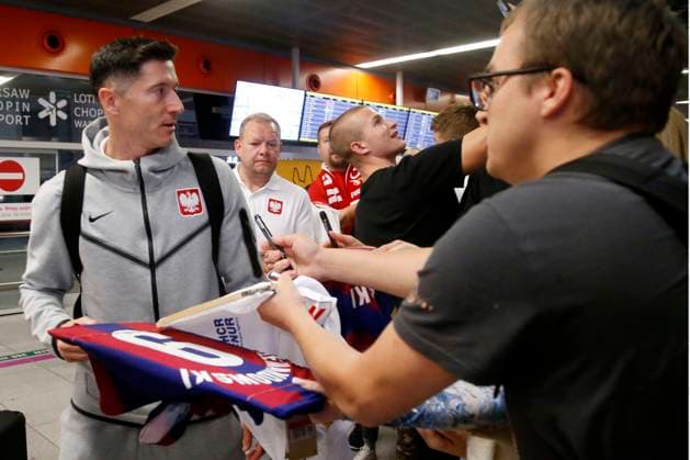 WARSZAWA 26.06.2024 PRZYLOT I POWITANIE REPREZENTACJI POLSKI W PILKE NOZNA Z EURO 2024 W NIEMCZECH N Z. ROBERT LEWANDOWSKI FOT. ALEKSANDER MAJDANSKI NEWSPIX.PL --- Newspix.pl Polish national team, Nationalteam return from euro 2024 in Germany POLAND OUT!  AM260624_016