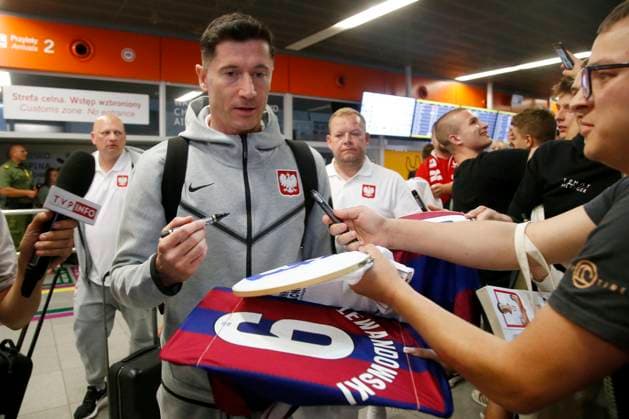 WARSZAWA 26.06.2024 PRZYLOT I POWITANIE REPREZENTACJI POLSKI W PILKE NOZNA Z EURO 2024 W NIEMCZECH N Z. ROBERT LEWANDOWSKI FOT. ALEKSANDER MAJDANSKI NEWSPIX.PL --- Newspix.pl Polish national team, Nationalteam return from euro 2024 in Germany POLAND OUT!  AM260624_017