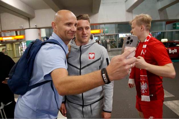 WARSZAWA 26.06.2024 PRZYLOT I POWITANIE REPREZENTACJI POLSKI W PILKE NOZNA Z EURO 2024 W NIEMCZECH N Z. WOJCIECH SZCZESNY FOT. ALEKSANDER MAJDANSKI NEWSPIX.PL --- Newspix.pl Polish national team, Nationalteam return from euro 2024 in Germany POLAND OUT!  AM260624_020