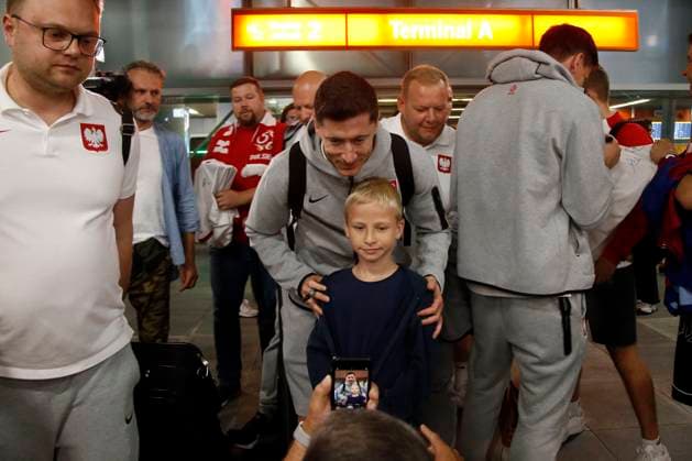 WARSZAWA 26.06.2024 PRZYLOT I POWITANIE REPREZENTACJI POLSKI W PILKE NOZNA Z EURO 2024 W NIEMCZECH N Z. ROBERT LEWANDOWSKI FOT. ALEKSANDER MAJDANSKI NEWSPIX.PL --- Newspix.pl Polish national team, Nationalteam return from euro 2024 in Germany POLAND OUT!  AM260624_022