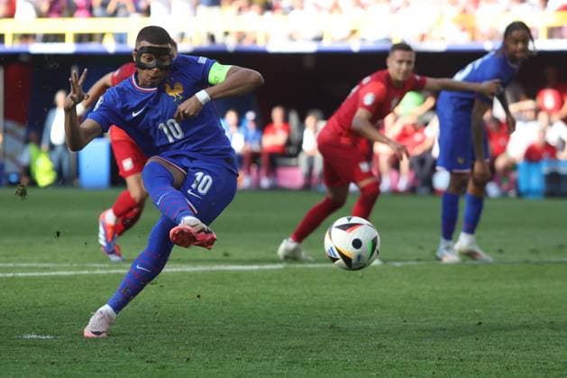 Sport Bilder des Tages Euro 2024 - France v Poland Dortmund , Germany 25.06.2024: Kylian Mbappe of France score the goal penalty 1-0 and celebrates during the UEFA EURO, EM, Europameisterschaft,Fussball 2024 Matchday 3, group stage D football match between France vs Poland at BVB Stadion Dortmund. Photo by IPA ABACAPRESS.COM Dortmund Germany  Copyright: xIPA ABACAx
