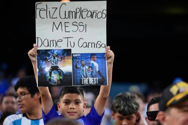 Sport Bilder des Tages Chile v Argentina - CONMEBOL Copa America USA 2024 Fans of Argentina are cheering their team during the CONMEBOL Copa America 2024 match between Chile and Argentina at MetLife Stadium on June 25, 2024, in East Rutherford, New Jersey. Argentina is qualifying for the quarterfinals of the Copa America after beating Chile 1-0 in a tough match. Lautaro Martinez is scoring with only two minutes left in the match played at MetLife Stadium in New Jersey for the second matchday of Group A. Lionel Messi s Albiceleste is coming in with a 2-0 win over Canada on the first matchday. The Chilean national team, Nationalteam is drawing goalless against Peru. NEW JERSEY United States  Copyright: xDeccioxSerranox originalFilename:serrano-notitle240625_npFsT.jpg