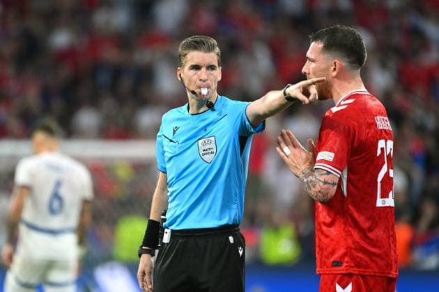 Schiedsrichter Francois LETEXIER (FRA), mit Pierre Emile HOEJBJERG (DEN). Gruppenphase Gruppe C Daenemark (DEN) - Serbien (SRB) 0-0 am 25.06.2024, Fussball Arena Muenchen. Fussball UEFA EURO, EM, Europameisterschaft,Fussball 2024 GERMANY vom 14.06.2024 - 14.07.2024.