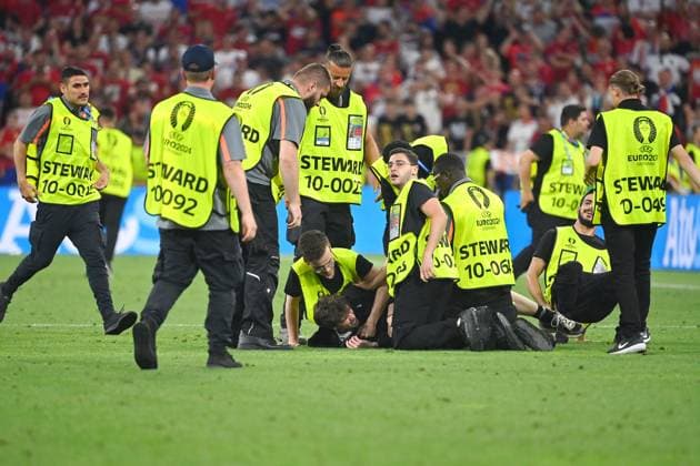 Stewards,Security Mitarbeiter haben einen Flitzer eingefangen. Gruppenphase Gruppe C Daenemark (DEN) - Serbien (SRB) 0-0 am 25.06.2024, Fussball Arena Muenchen. Fussball UEFA EURO, EM, Europameisterschaft,Fussball 2024 GERMANY vom 14.06.2024 - 14.07.2024.