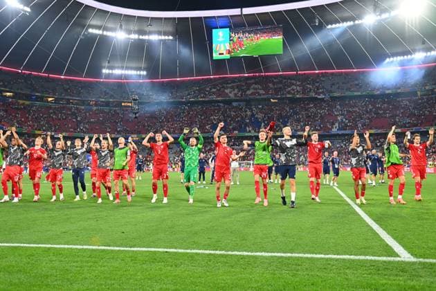 Schlussjubel,Spieler Daenemark, Teamfoto,Team,Mannschaft,Mannschaftsfoto, Jubel,Freude,Begeisterung, Gruppenphase Gruppe C Daenemark (DEN) - Serbien (SRB) 0-0 am 25.06.2024, Fussball Arena Muenchen. Fussball UEFA EURO, EM, Europameisterschaft,Fussball 2024 GERMANY vom 14.06.2024 - 14.07.2024.