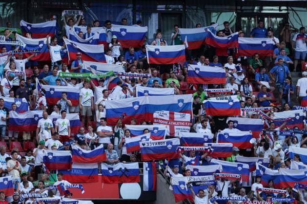 Fussball, UEFA EURO, EM, Europameisterschaft,Fussball 2024 Gruppe C - 3.Spieltag England - Slowenien 25.06.2024, Cologne Stadium Slowenien Fans mit Fahnen Köln Cologne Stadium Nordrhein-Westfahlen Deutschland