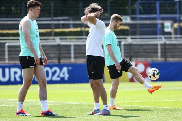 SOCCER - UEFA EURO, EM, Europameisterschaft,Fussball 2024 BERLIN,GERMANY,26.JUN.24 - SOCCER -UEFA EURO 2024, OEFB, Oesterreichischer Fussball-Bund, training. Image shows Michael Gregoritsch, sports scientist Gerhard Zallinger and Florian Kainz (AUT).  GEPAxpictures xArminxRauthner