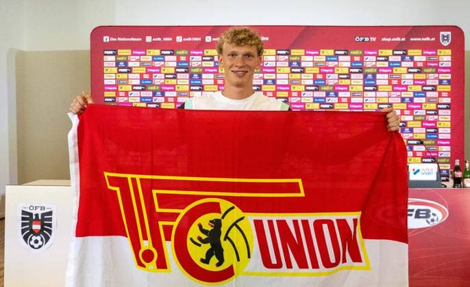 Sport Bilder des Tages Fussball, Herren, Saison 2023 2024, EM 2024 in Deutschland, Pressekonferenz der Nationalelf von Österreich im ÖFB Media Center Berlin (Marshall-Haus Messe Berlin), Leopold Querfeld (Österreich) mit Fahne seines zukünftigen Vereins 1. FC Union Berlin, 26.06. 2024, Copyright: xMatthiasxKochx