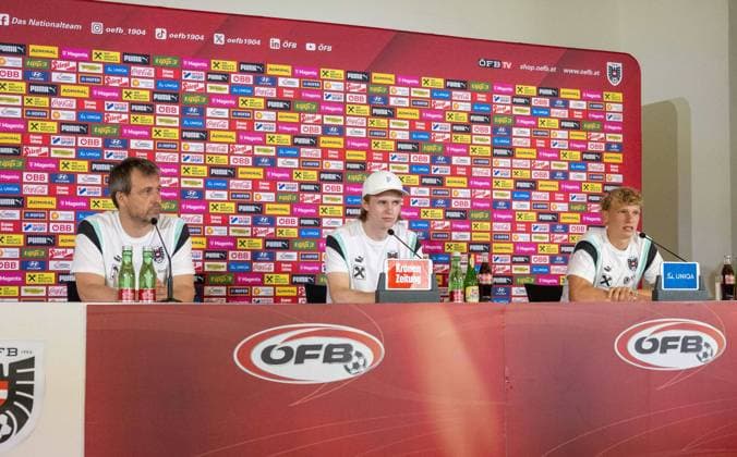Fussball, Herren, Saison 2023 2024, EM 2024 in Deutschland, Pressekonferenz der Nationalelf von Österreich im ÖFB Media Center Berlin (Marshall-Haus Messe Berlin), v. l. ÖFB-Sprecher Thomas Truskesitz, Patrick Wimmer (Österreich), Leopold Querfeld (Österreich), 26.06. 2024, Copyright: xMatthiasxKochx