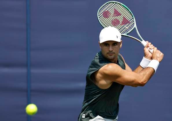 Sport Bilder des Tages 26th June 2024; Devonshire Park, Eastbourne, East Sussex, England: Rothesay International Eastbourne, Day 3; Marcos Giron (USA) plays a backhand against Yoshihito Nishioka (JPN) , mens singles match  ActionPlus12660708 HongboxChen