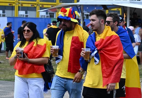 26.06.2024, xsltx, Fussball EM 2024, Slowakei - Rumänien emspor, v.l. Emotionen, Fans, Stimmung, Fahnen, Logo, Rumänien, Zuschauer, Trikotsn (UEFA REGULATIONS PROHIBIT ANY USE OF PHOTOGRAPHS as IMAGE SEQUENCES and or QUASI-VIDEO) Frankfurt