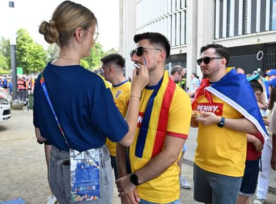 26.06.2024, xsltx, Fussball EM 2024, Slowakei - Rumänien emspor, v.l. Emotionen, Fans, Stimmung, Fahnen, Logo, Rumänien, Zuschauer, Trikotsn (UEFA REGULATIONS PROHIBIT ANY USE OF PHOTOGRAPHS as IMAGE SEQUENCES and or QUASI-VIDEO) Frankfurt