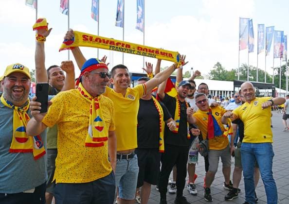 26.06.2024, xsltx, Fussball EM 2024, Slowakei - Rumänien emspor, v.l. Emotionen, Fans, Stimmung, Fahnen, Logo, Rumänien, Zuschauer, Trikotsn (UEFA REGULATIONS PROHIBIT ANY USE OF PHOTOGRAPHS as IMAGE SEQUENCES and or QUASI-VIDEO) Frankfurt