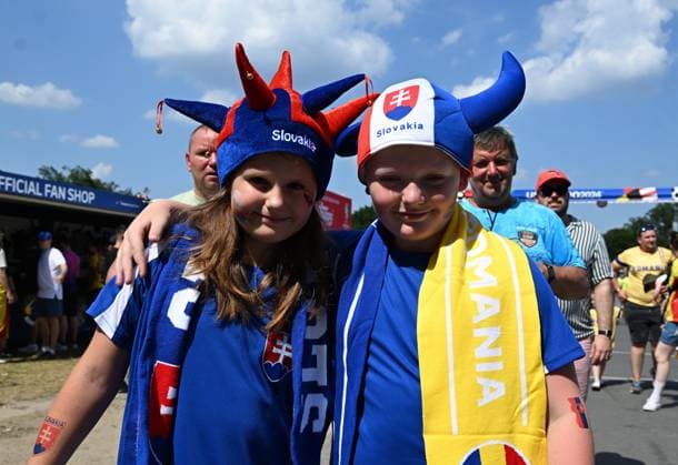 26.06.2024, xsltx, Fussball EM 2024, Slowakei - Rumänien emspor, v.l. Emotionen, Fans, Stimmung, Fahnen, Logo, Slowakei Zuschauer, Trikots (UEFA REGULATIONS PROHIBIT ANY USE OF PHOTOGRAPHS as IMAGE SEQUENCES and or QUASI-VIDEO) Frankfurt