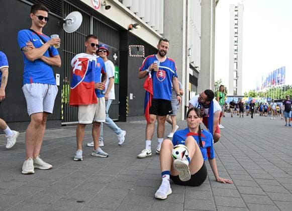 26.06.2024, xsltx, Fussball EM 2024, Slowakei - Rumänien emspor, v.l. Emotionen, Fans, Stimmung, Fahnen, Logo, Slowakei Zuschauer, Trikots (UEFA REGULATIONS PROHIBIT ANY USE OF PHOTOGRAPHS as IMAGE SEQUENCES and or QUASI-VIDEO) Frankfurt