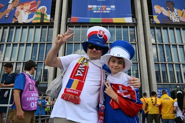 26.06.2024, xsltx, Fussball EM 2024, Slowakei - Rumänien emspor, v.l. Emotionen, Fans, Stimmung, Fahnen, Logo, Slowakei Zuschauer, Trikots (UEFA REGULATIONS PROHIBIT ANY USE OF PHOTOGRAPHS as IMAGE SEQUENCES and or QUASI-VIDEO) Frankfurt