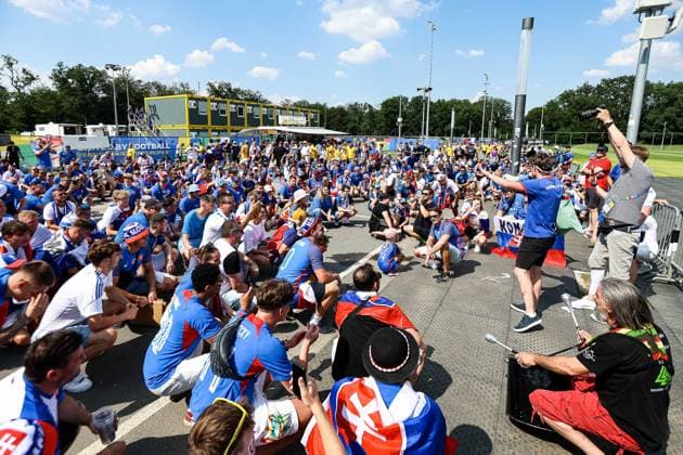 Slowakische Fans feiern vor dem Spiel am Stadioneingang GER, Slovakia (SVK) vs. Romania (ROU), Fussball Europameisterschaft, UEFA EURO, EM, Europameisterschaft,Fussball 2024, Gruppe E, 3. Spieltag, 26.06.2024 GER, Slovakia (SVK) vs. Romania (ROU), Fussball Europameisterschaft, UEFA EURO 2024, Gruppe E, 3. Spieltag, 26.06.2024 Frankfurt Copyright: xEibner-Pressefoto RogerxBuerkex EP