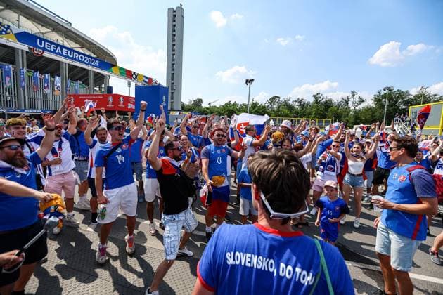 Slowakische Fans feiern vor dem Spiel am Stadioneingang GER, Slovakia (SVK) vs. Romania (ROU), Fussball Europameisterschaft, UEFA EURO, EM, Europameisterschaft,Fussball 2024, Gruppe E, 3. Spieltag, 26.06.2024 GER, Slovakia (SVK) vs. Romania (ROU), Fussball Europameisterschaft, UEFA EURO 2024, Gruppe E, 3. Spieltag, 26.06.2024 Frankfurt Copyright: xEibner-Pressefoto RogerxBuerkex EP