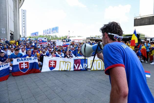 Slowakische Fans feiern vor dem Spiel am Stadioneingang GER, Slovakia (SVK) vs. Romania (ROU), Fussball Europameisterschaft, UEFA EURO, EM, Europameisterschaft,Fussball 2024, Gruppe E, 3. Spieltag, 26.06.2024 GER, Slovakia (SVK) vs. Romania (ROU), Fussball Europameisterschaft, UEFA EURO 2024, Gruppe E, 3. Spieltag, 26.06.2024 Frankfurt Copyright: xEibner-Pressefoto RogerxBuerkex EP