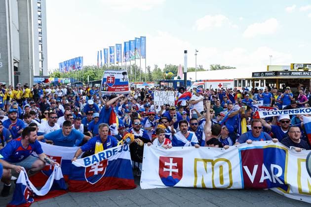 Slowakische Fans feiern vor dem Spiel am Stadioneingang GER, Slovakia (SVK) vs. Romania (ROU), Fussball Europameisterschaft, UEFA EURO, EM, Europameisterschaft,Fussball 2024, Gruppe E, 3. Spieltag, 26.06.2024 GER, Slovakia (SVK) vs. Romania (ROU), Fussball Europameisterschaft, UEFA EURO 2024, Gruppe E, 3. Spieltag, 26.06.2024 Frankfurt Copyright: xEibner-Pressefoto RogerxBuerkex EP