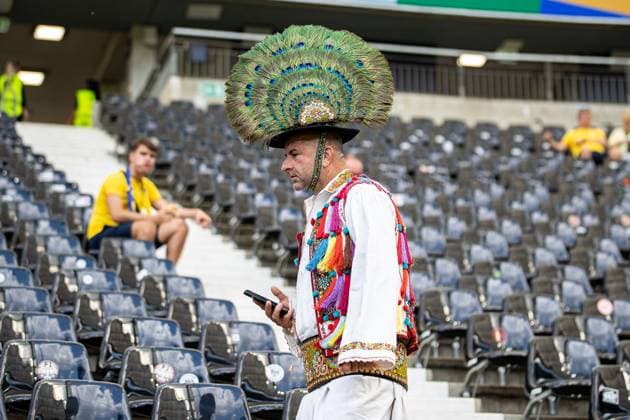 Rumaenischer Fan mit Traditionskleidung GER, Slovakia (SVK) vs. Romania (ROU), Fussball Europameisterschaft, UEFA EURO, EM, Europameisterschaft,Fussball 2024, Gruppe E, 3. Spieltag, 26.06.2024 GER, Slovakia (SVK) vs. Romania (ROU), Fussball Europameisterschaft, UEFA EURO 2024, Gruppe E, 3. Spieltag, 26.06.2024 Frankfurt Copyright: xEibner-Pressefoto RogerxBuerkex EP