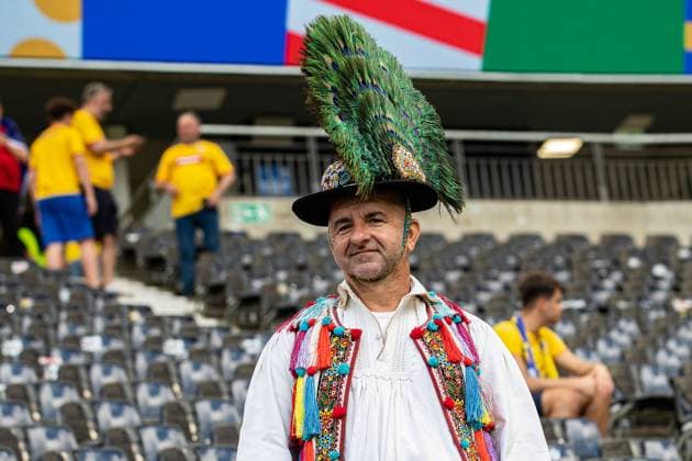 Rumaenischer Fan mit Traditionskleidung GER, Slovakia (SVK) vs. Romania (ROU), Fussball Europameisterschaft, UEFA EURO, EM, Europameisterschaft,Fussball 2024, Gruppe E, 3. Spieltag, 26.06.2024 GER, Slovakia (SVK) vs. Romania (ROU), Fussball Europameisterschaft, UEFA EURO 2024, Gruppe E, 3. Spieltag, 26.06.2024 Frankfurt Copyright: xEibner-Pressefoto RogerxBuerkex EP