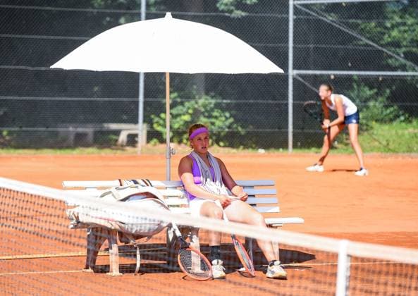 26.06.2024, xpsx, Tennis ITF-Turnier, v.l. Fenna Steveker (GER) Hitze Sommer Heiss Wasser PAuse Schatte Bruchköbel Hessen Deutschland (DEU)