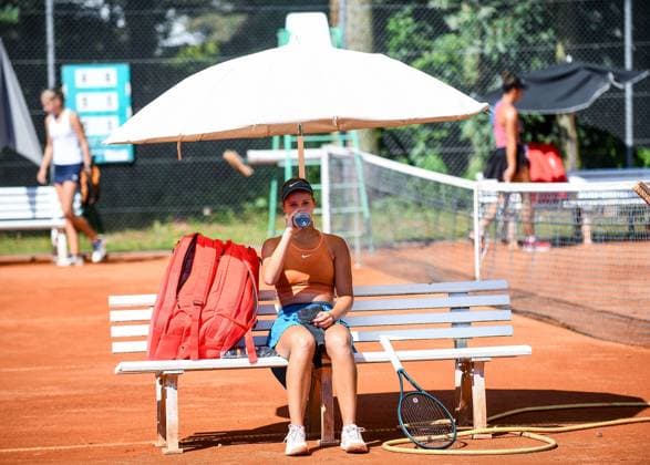 26.06.2024, xpsx, Tennis ITF-Turnier, v.l. Polina Humeniuk (UKR) sommer schatten trinken Bruchköbel Hessen Deutschland (DEU)