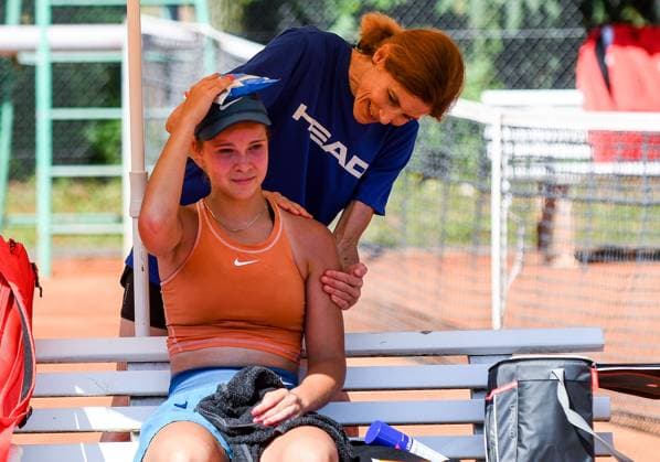 26.06.2024, xpsx, Tennis ITF-Turnier, v.l. Polina Humeniuk (UKR) sommer schatten trinken kühl wasser Bruchköbel Hessen Deutschland (DEU)