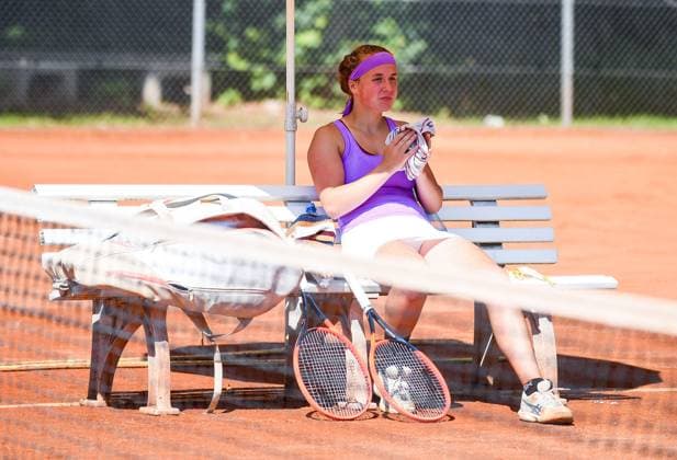26.06.2024, xpsx, Tennis ITF-Turnier, v.l. Fenna Steveker (GER) Hitze Sommer Heiss Wasser PAuse Schatte Bruchköbel Hessen Deutschland (DEU)