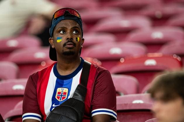 UEFA EURO, EM, Europameisterschaft,Fussball 2024: Ukraine - Belgien; 26.06.2024 ein Fan mit 2 Flaggen auf dem Gesicht, Ukraine, Belgien UEFA EURO 2024: Ukraine - Belgien; Stuttgart Stadion, Stuttgart; 26.06.2024 Copyright: xBEAUTIFULxSPORTS Buriakovx