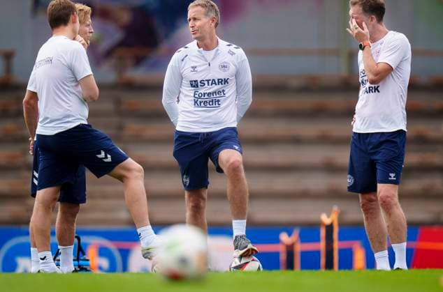 Danish coach Kasper Hjulmand (C) together with assistant coach Morten Wieghorst (R) and assistant coach Christian Poulsen (L) during the national team, Nationalteam s training in Freudenstadt, Germany Wednesday, June 26, 2024. (Photo: Liselotte Sabroe Ritzau Scanpix) , Freudenstadt Tyskland Copyright: Ritzau Scanpix LiselottexSabroex spdk20240626-163021-L
