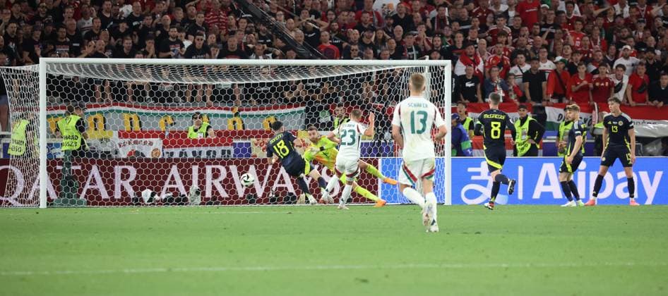 23.06.24 Schottland - Ungarn Deutschland, Stuttgart, 23.06.2024, Fussball, UEFA EURO, EM, Europameisterschaft,Fussball 2024, Schottland - Ungarn: v.l. Angus Gunn (Schottland), Kevin Csoboth (Ungarn); Tor 0:1 Csoboth.