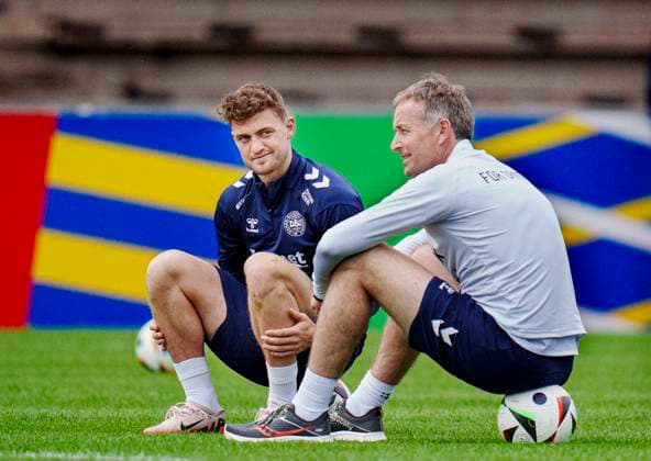 Jacob Bruun Larsen (L) and and coach Kasper Hjulmand during the national team, Nationalteam s training in Freudenstadt, Germany Wednesday the 26th of June 2024. (Photo: Liselotte Sabroe Ritzau Scanpix) , Freudenstadt Tyskland Copyright: Ritzau Scanpix LiselottexSabroex spdk20240626-164658-L