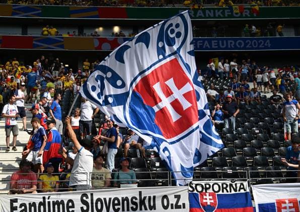 26.06.2024, xsltx, Fussball EM 2024, Slowakei - Rumänien emspor, v.l. Emotionen, Fans, Stimmung, Fahnen, Logo, Slowakei Zuschauer, Trikots (UEFA REGULATIONS PROHIBIT ANY USE OF PHOTOGRAPHS as IMAGE SEQUENCES and or QUASI-VIDEO) Frankfurt