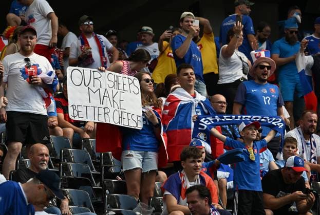 26.06.2024, xsltx, Fussball EM 2024, Slowakei - Rumänien emspor, v.l. Emotionen, Fans, Stimmung, Fahnen, Logo, Slowakei Zuschauer, Trikots (UEFA REGULATIONS PROHIBIT ANY USE OF PHOTOGRAPHS as IMAGE SEQUENCES and or QUASI-VIDEO) Frankfurt