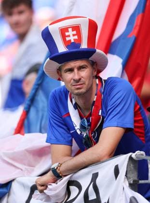 26.06.2024, Fussball Europameisterschaft, UEFA EURO, EM, Europameisterschaft,Fussball 2024, Slowakei - Rumänien, Gruppe E, Arena Frankfurt, v.l., Slowakei-Fans vor dem Spiel Copyright: HMBxMedia