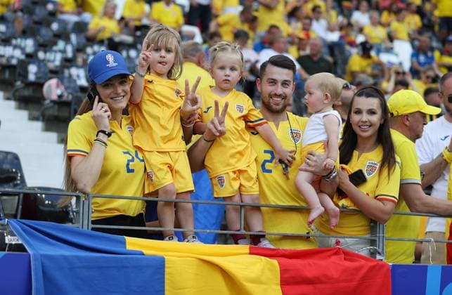 26.06.2024, Fussball Europameisterschaft, UEFA EURO, EM, Europameisterschaft,Fussball 2024, Slowakei - Rumänien, Gruppe E, Arena Frankfurt, v.l., Rumänien-Fans vor dem Spiel Copyright: HMBxMedia